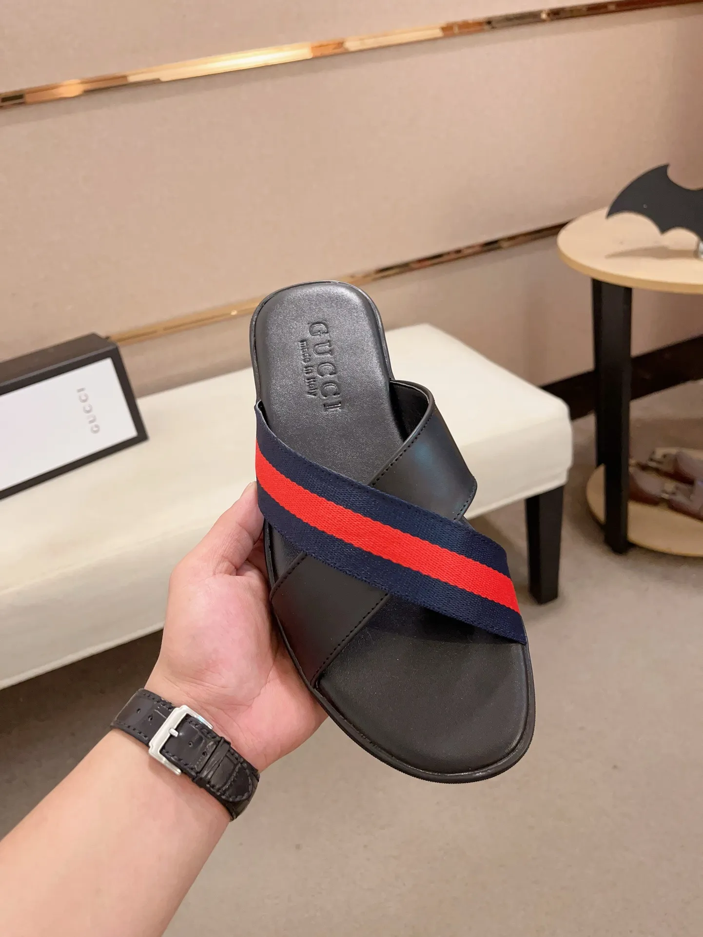 Men's shoes 💰: 240💰 [gucci Gucci slippers] High-end men's shoes brand official website 1:1 latest masterpiece: original mold customization, the fabric is made of imported original materials, upgraded outsole, lighter and non-slip. The market's top quality, simple yet tasteful, a must-have for fashionistas, fashionable at your feet, full of confidence, the same style at the counter 👍The season of summer slippers is here. Code: 38-45
